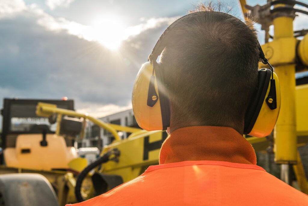 Hörschäden durch Lärm am Arbeitsplatz – Risiken und Schutzmaßnahmen Hörschäden durch Lärm am Arbeitsplatz - Risiken und Schutzmaßnahmen