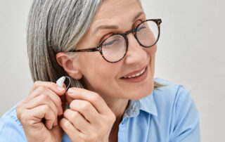 Brille mit Hörgeräten tragen