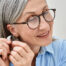 Brille mit Hörgeräten tragen